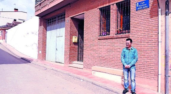 Ángel Fernández, ante la placa de la calle renombrada. 