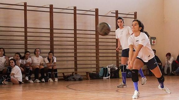 Una jugadora devuelve el balón, durante un partido de voleibol, en el polideportivo del Instituto D’Elhuyar.