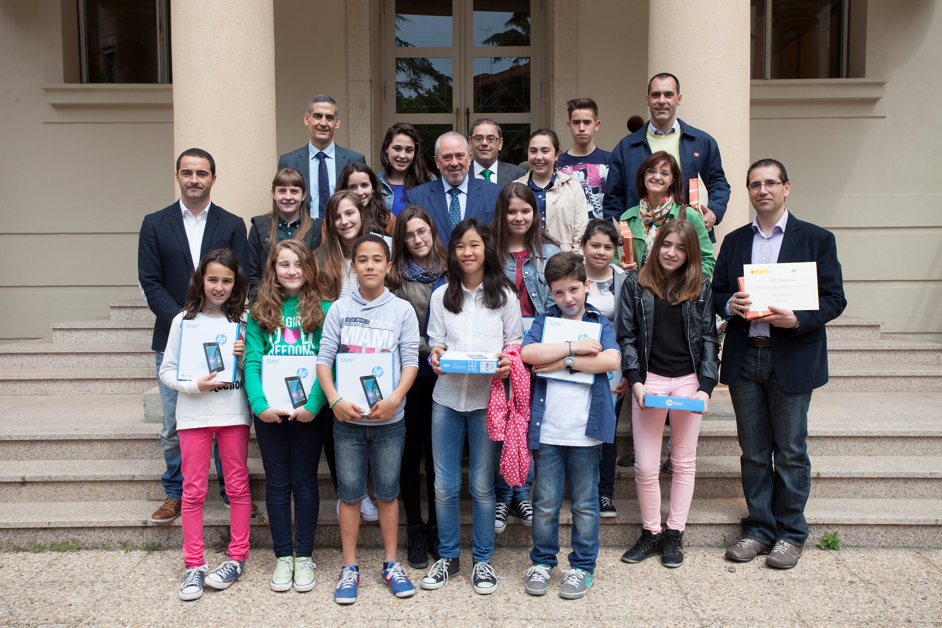 Foto del consejero, profesors y alumnos./