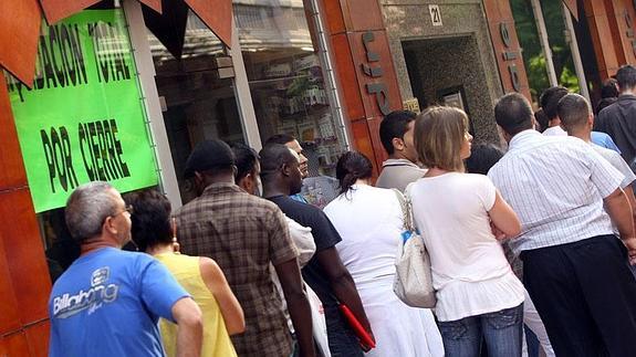 Fila de ciudadanos riojanos para entrar en la Oficina de Empleo. 