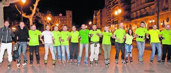 Integrantes de 'Me la patina' forman una cadena patinando por El Espolón de Logroño.