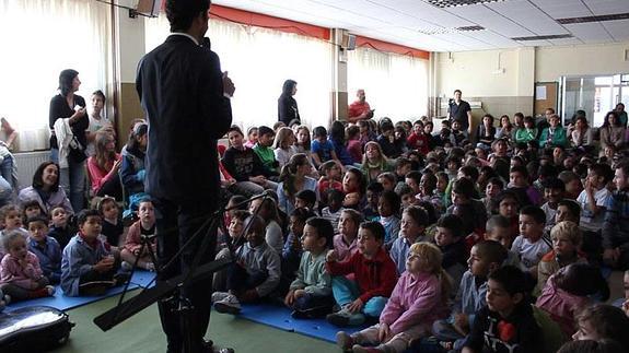 Pablo Villegas, junto a los niños del colegio Caballero de La Rosa. 