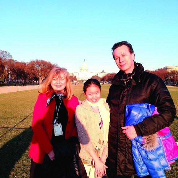 María del Mar Torres, asesora técnica docente en Washington, con su hija y su marido. 