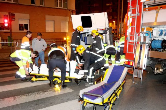 Uno de los heridos es atendido por los servicios de emergencia y colocado en una camilla para su traslado al hospital. 