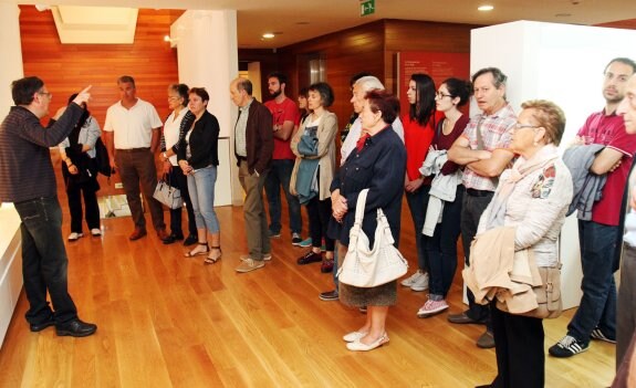  Logroño. Participantes en una de las visitas guiadas por el Museo de La Rioja. :: 