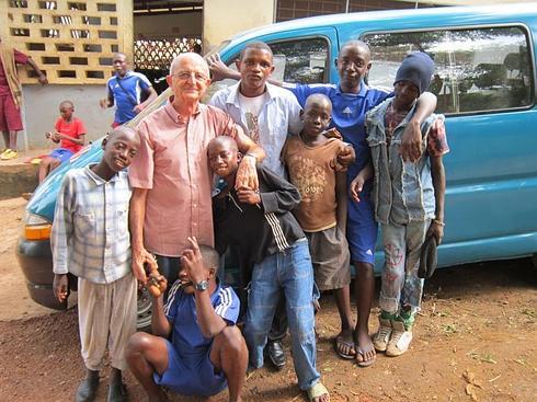 El misionero arnedano, con varios niños del Hogar en Yaundé. 