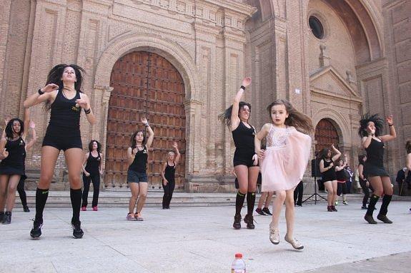 Varios niños de la localidad se apuntaron a participar con las bailarinas en la exhibición de zumba. 