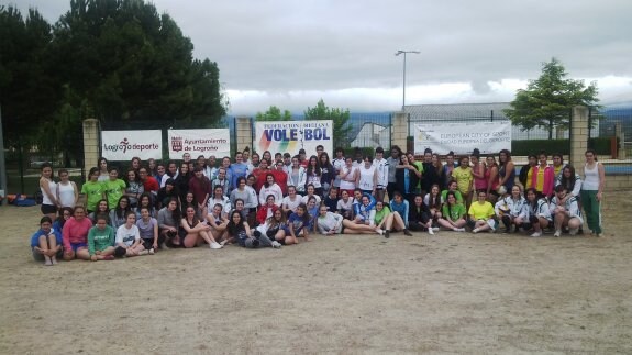 Grupo de participantes en la primera de las jornadas de la competición de voley playa. 