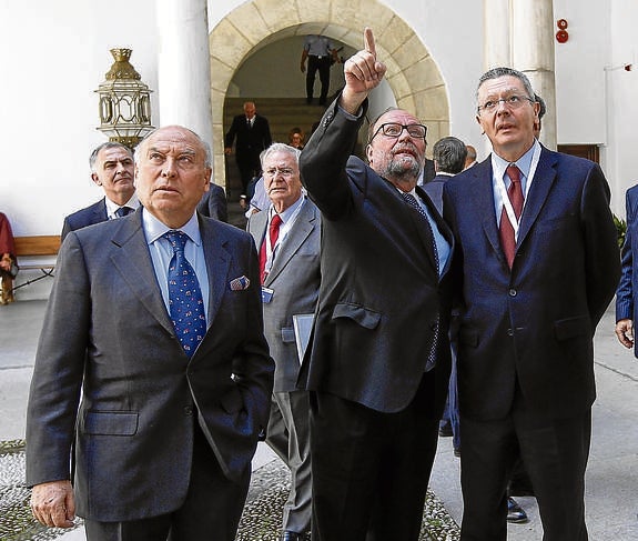 Enrique García Rodríguez, Francisco González Lodeiro y el ministro Alberto Ruiz Gallardón, ayer, en el Hospital Real.