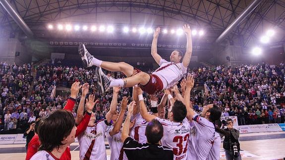 Los jugadores mantean a Velasco, que se despide del deporte profesional./