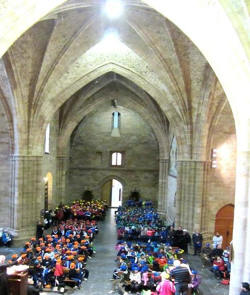 Los alumnos en el interior del templo./