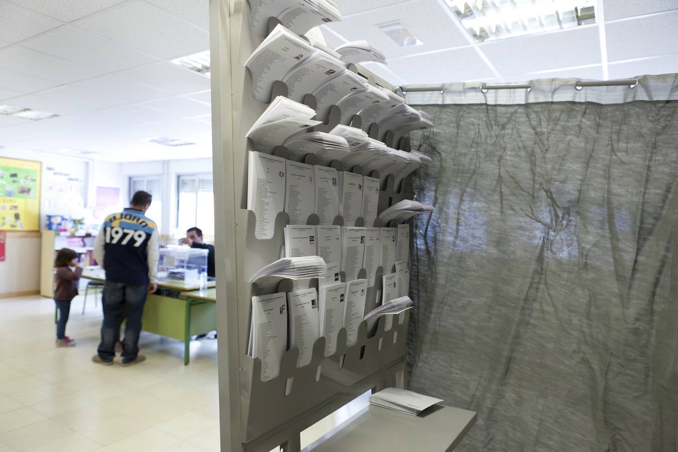 Papeletas en un colegio electoral de La Rioja