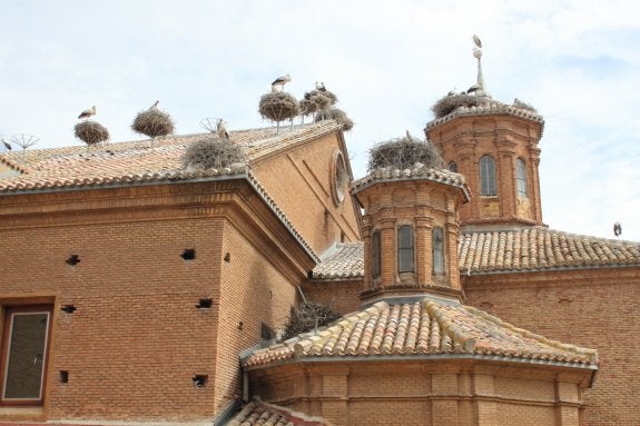 La parrilla y el nido cayeron de la cubierta principal a la de la capilla. 