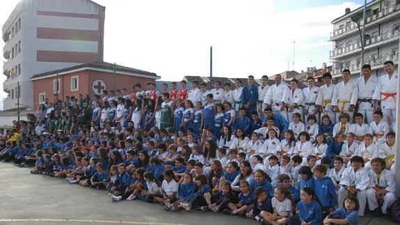 Foto de familia de todos los deportistas./