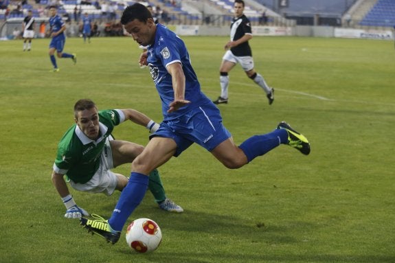 Hugo Díaz regatea al portero del Lealtad.