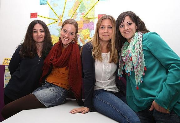 Nihan, Aurelie, Ana y Noelia trabajan codo con codo en la sede del Consejo. 