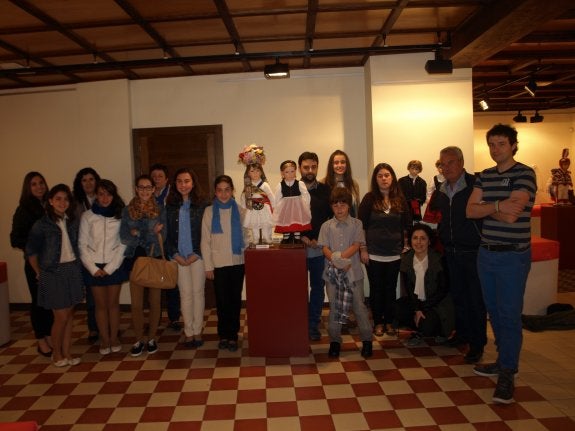 Representantes del grupo de Danzas, ayer, en la inauguración. 