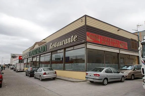 Local con 'licencia de cafetería-restaurante como uso complementario del centro de transporte' donde se celebró la fiesta del cartel. 