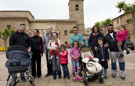 Carlos y María, con el recién nacido Jorge; el alcalde, Fran Ibáñez; Elvira y Jorge con Layla y sus dos hermanos, y Óscar y María Luisa con Ángel y otros familiares. 