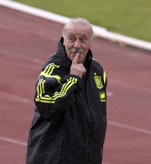 Vicente del Bosque
hace un gesto a sus
jugadores durante
un entrenamiento
en Las Rozas.
