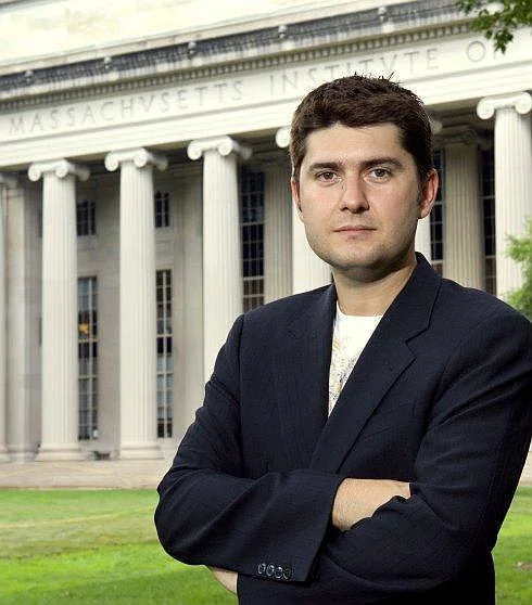 Javier García Martínez, delante del Instituto Tecnológico de Massachusetts, donde realizó su estancia postdoctoral. 