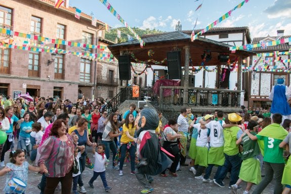 Los ezcarayenses calentaron motores con unas poquitas 'vueltas' -comparadas con todas las que quedan-, alrededor del quiosco. 