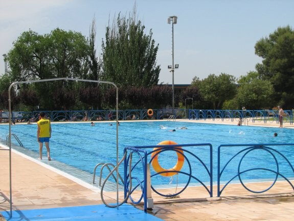 Las piscinas de Alfaro reabrieron ayer  su actividad tras la tragedia, tratando de recuperar la normalidad. 