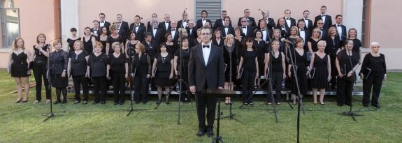 Parte del Coro Sinfónico, con su director al frente, José Luis Barrio, en una imagen de archivo. 