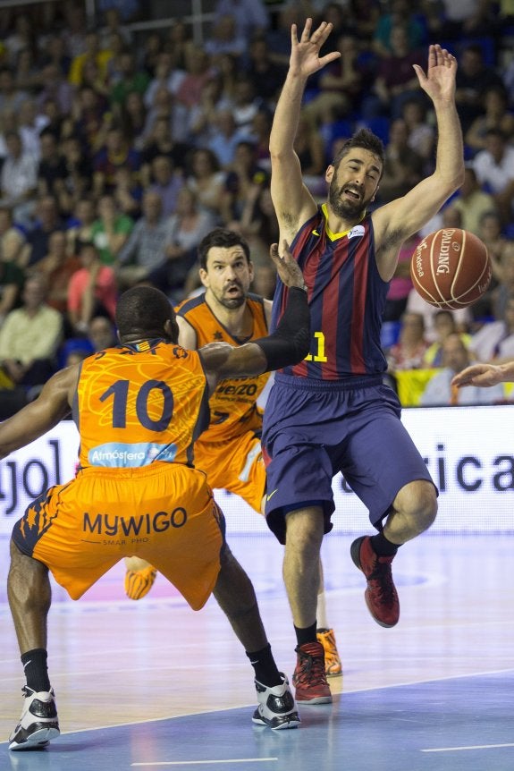 Navarro pierde el balón ante Doellman y Sato. 