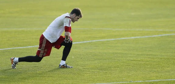 Íker Casillas se levanta durante  un entrenamiento de España.  