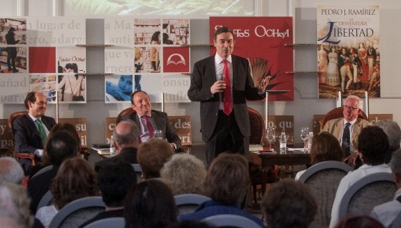 El periodista riojano Pedro J. Ramírez, ayer en el Círculo Logroñés donde presentó su libro. 