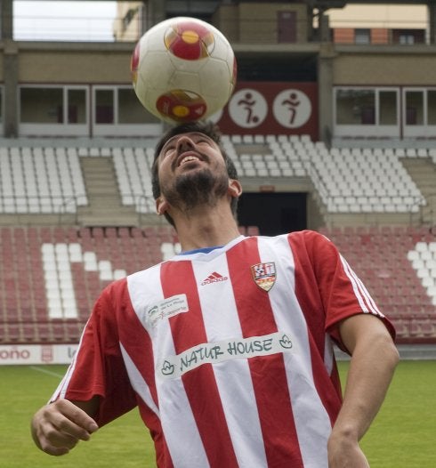 MIkel Abaroa, ayer en Las Gaunas, haciendo malabares con el balón. 