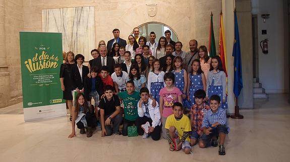 Foto de grupo de los organizadores y los ganadores./