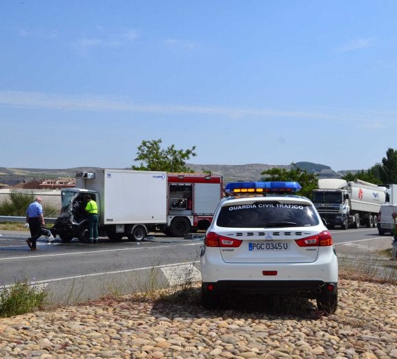 Estado en el que quedó la furgoneta frigorífica tras el impacto. 