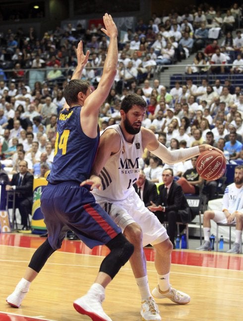 Tomic defiende a Mirotic en el choque de ayer. 