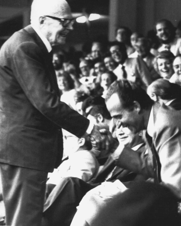 Pertini y el Rey Juan Carlos bromean en el palco durante la final del Mundial 82.