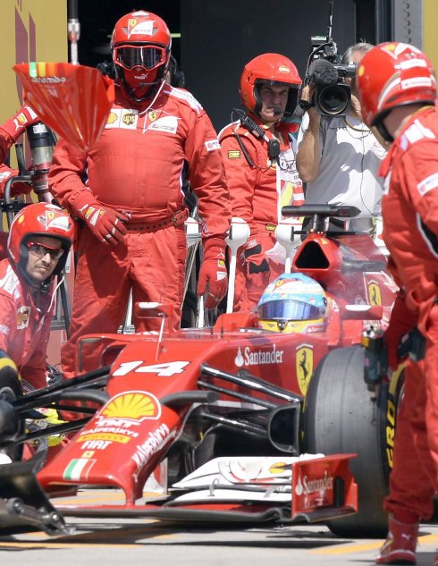 Fernando Alonso, durante una parada en boxes. 