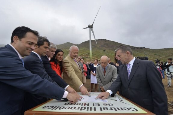 Las autoridades activan ayer los aerogeneradores de la central hidroeólica de Gorona del Viento, en El Hierro. 