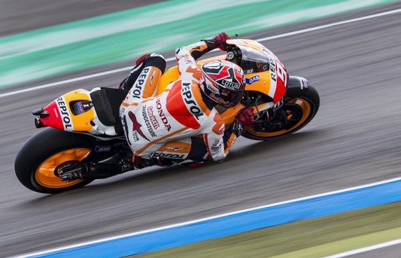 Marc Márquez toma una curva, ayer, en el circuito de Assen.
