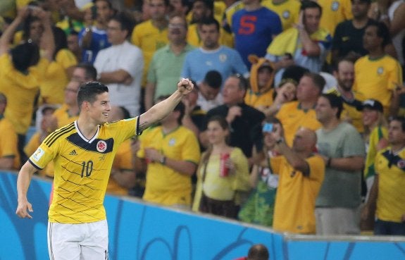 James Rodríguez celebra, ayer, su segundo gol contra Uruguay señalando a la numerosa afición colombiana.
