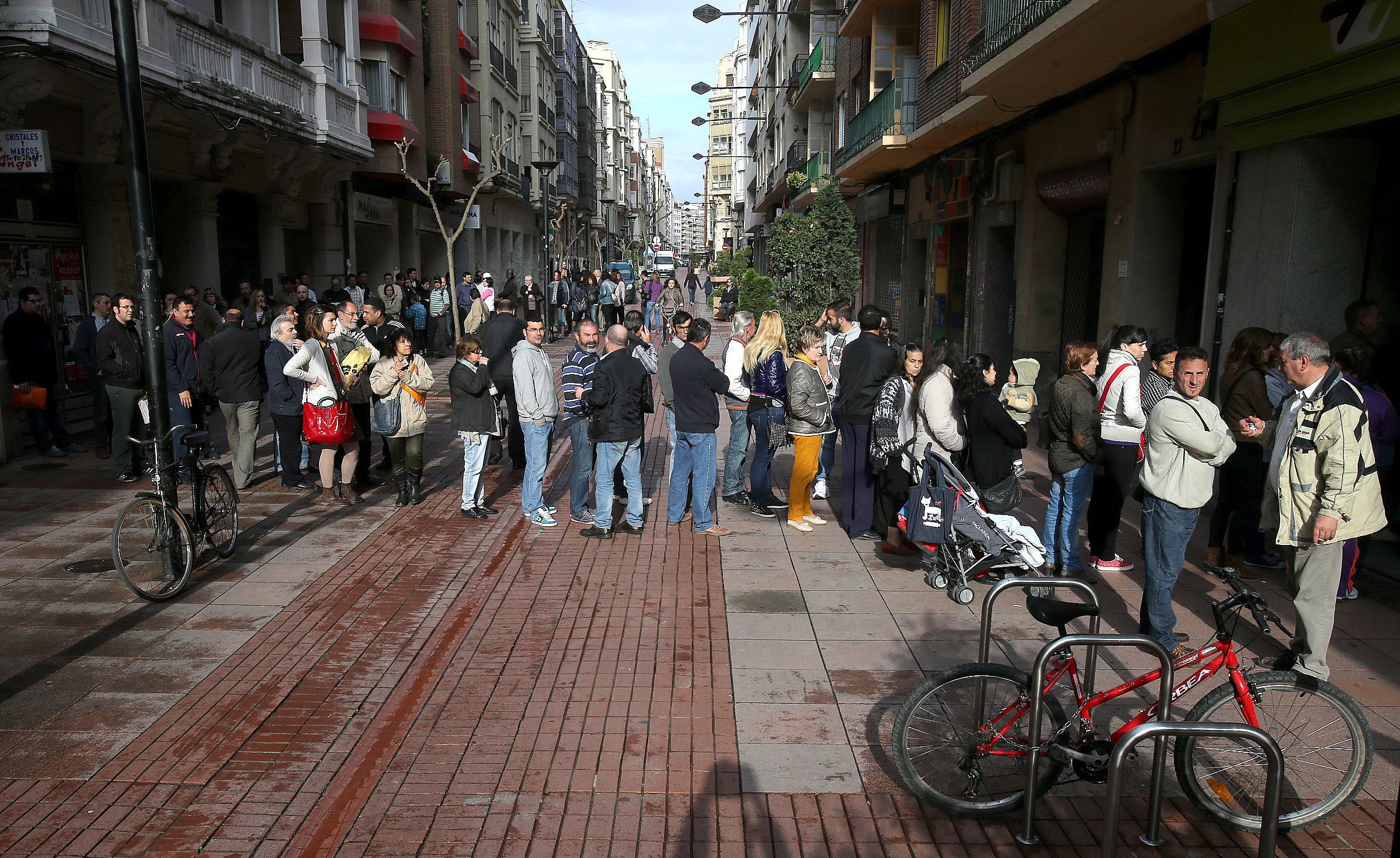 Cola del paro, fila de desempleados ante las oficinas del INEM en la calle Calvo Sotelo, en abril