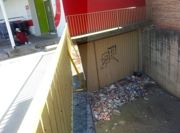 La basura se acumula en este garaje