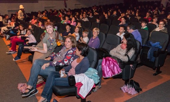 Las actrices interactúan con el público en 'De acá para allá', ayer, primera obra del festival. 