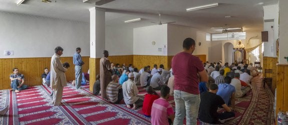 Fieles musulmanes en un momento de oración en la mezquita logroñesa de la calle Beratúa. 