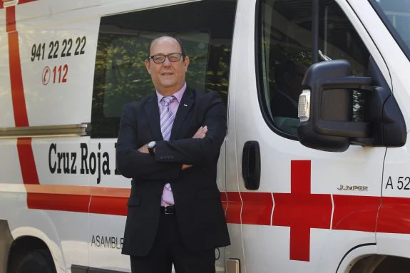 Manuel Reyes Elena, secretario autonómico de Cruz Roja de La Rioja, posa junto a uno de los vehículos de la entidad en la sede logroñesa de la institución. 