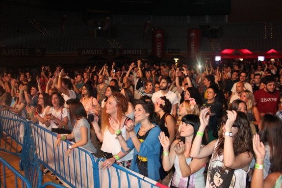 A la izquierda, el público disfrutando del festival. Arriba, Shuarma de Elefantes y debajo los Varry Brava desparramando la fiesta. E.P.