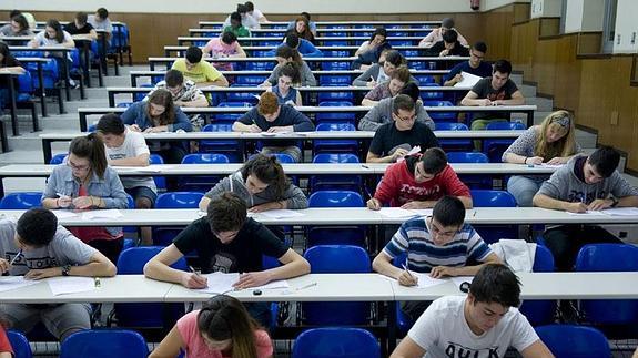 Estudantes riojanos comienzan la prueba de selectividad de julio. 