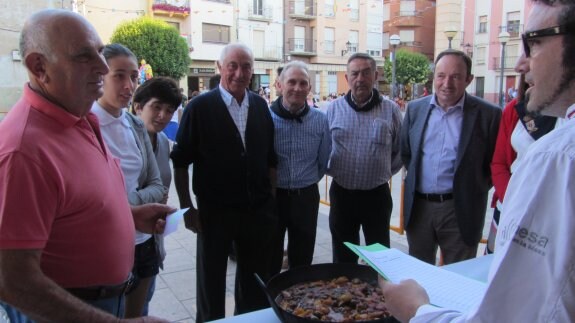 Participantes en el concurso presentan su rancho al jurado, ante autoridades locales y Pedro Sanz. 