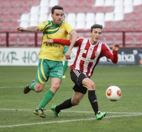 Goñi pugna por el balón en un partido entre UDL y Tropezón.