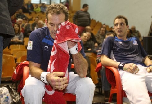 Titín se seca el sudor en un descanso. 